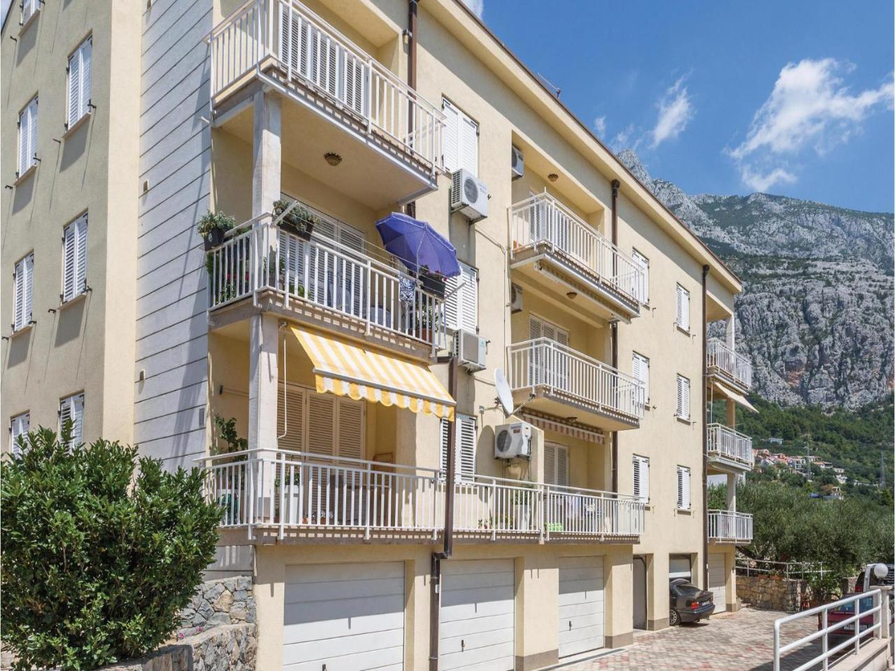 Cozy Apartment In Makarska With Kitchen Екстер'єр фото